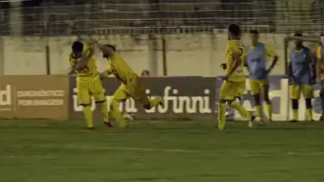 Imagem ilustrativa da notícia Vídeo: jogadores do mesmo time se agridem no Alagoano