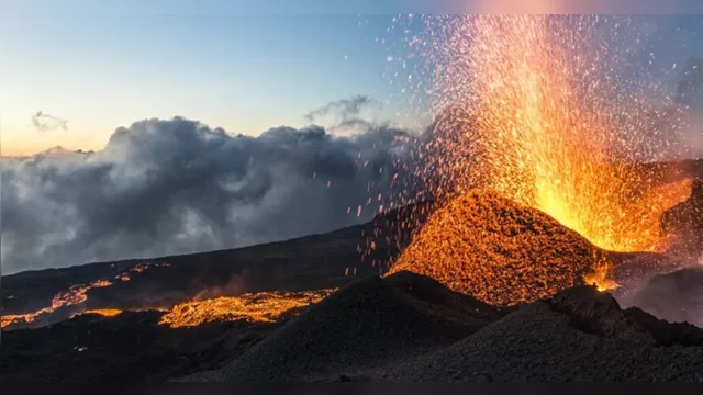 Imagem ilustrativa da notícia Jovens morrem ao se aproximarem de vulcão em erupção
