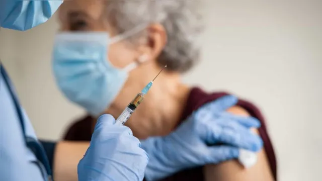 Imagem ilustrativa da notícia Vacinação mostra queda de 95% de mortes por Covid-19