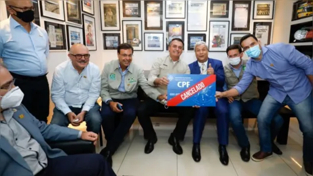 Imagem ilustrativa da notícia  Bolsonaro faz piada com mortes e posa com “CPF Cancelado”