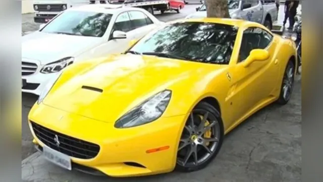 Imagem ilustrativa da notícia Ferrari amarela de traficantes será leiloada com outros bens