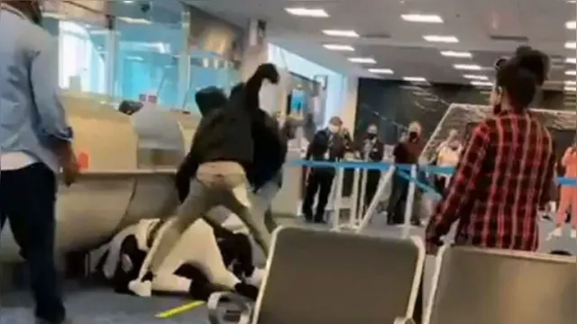 Imagem ilustrativa da notícia Aeroporto de Miami tem briga generalizada; veja o vídeo!