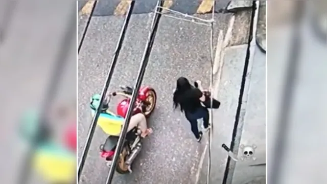 Imagem ilustrativa da notícia Vídeo: câmeras registram assaltos na mesma rua no Tapanã