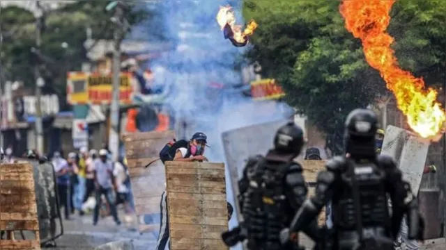 Imagem ilustrativa da notícia Protestos deixam 19 mortos e 800 feridos na Colômbia