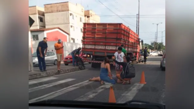 Imagem ilustrativa da notícia Acidente entre moto e caminhão faz vítima na Mário Covas