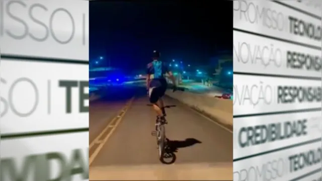 Imagem ilustrativa da notícia Ciclista é flagrado em pé na bicicleta em plena pista do BRT