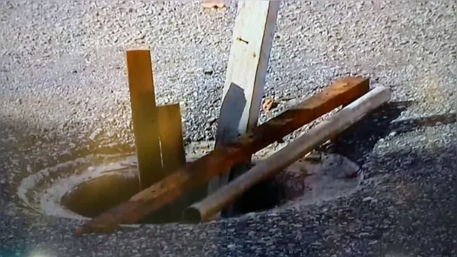 Imagem ilustrativa da notícia Vídeo: "carrinheiros" roubam tampão de bueiro em Belém