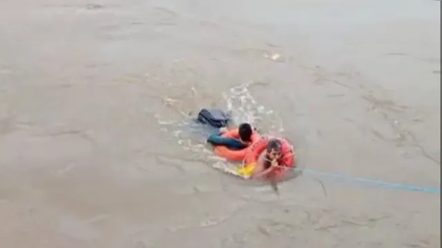 Imagem ilustrativa da notícia Vídeo: Embarcação naufraga e professor é resgatado no Pará
