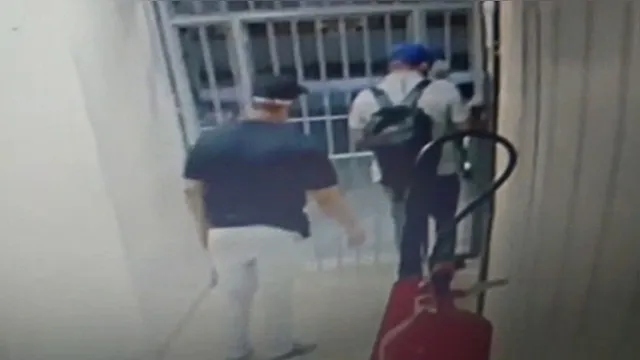 Imagem ilustrativa da notícia Vídeo: assaltantes entram pela garagem de prédio e limpam ap