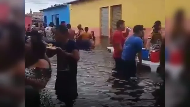 Imagem ilustrativa da notícia Festa em enchente no Amazonas viraliza; veja o vídeo!