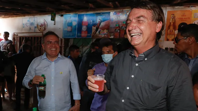 Imagem ilustrativa da notícia Bolsonaro é autuado por não usar máscara e por aglomeração