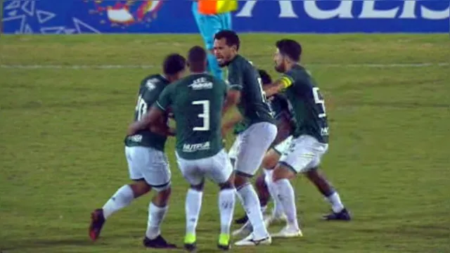 Imagem ilustrativa da notícia Paraense briga com companheiro do próprio time; assista!