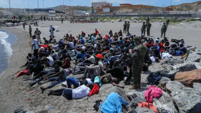 Imagem ilustrativa da notícia Seis mil desesperados nadam até Espanha para conseguir asilo