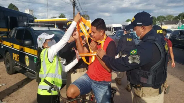 Imagem ilustrativa da notícia Ciclistas recebem coletes refletivos em ação da PRF no Pará