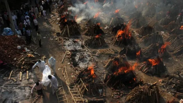 Imagem ilustrativa da notícia Covid-19: estacionamento vira crematório na Índia