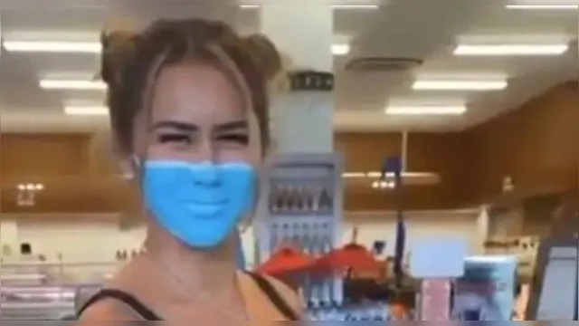 Imagem ilustrativa da notícia Modelo faz gracinha com mascara falsa e é deportada 