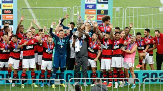 Imagem ilustrativa da notícia Flamengo conquista Taça Guanabara; massagista ergue o troféu