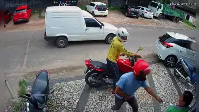 Imagem ilustrativa da notícia Vídeo: bandidos em moto aterrorizam mulher em Marituba