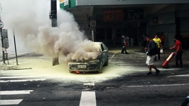 Imagem ilustrativa da notícia Carro pega fogo em posto de combustíveis em Belém