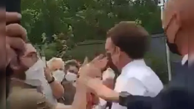 Imagem ilustrativa da notícia Vídeo: Macron leva tapa na cara de manifestante na França