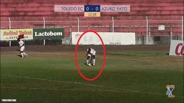 Imagem ilustrativa da notícia Zagueiro comete pênalti bizarro no Campeonato Paranaense