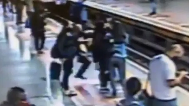 Imagem ilustrativa da notícia Homem tenta empurrar mulher para trilhos de metrô; assista!