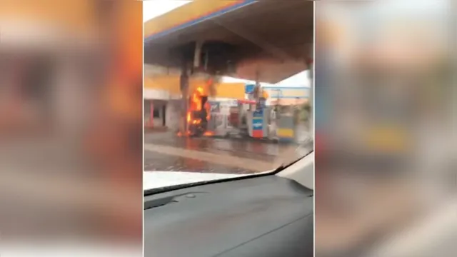Imagem ilustrativa da notícia Raio atinge e incendeia posto de gasolina e carros no Pará