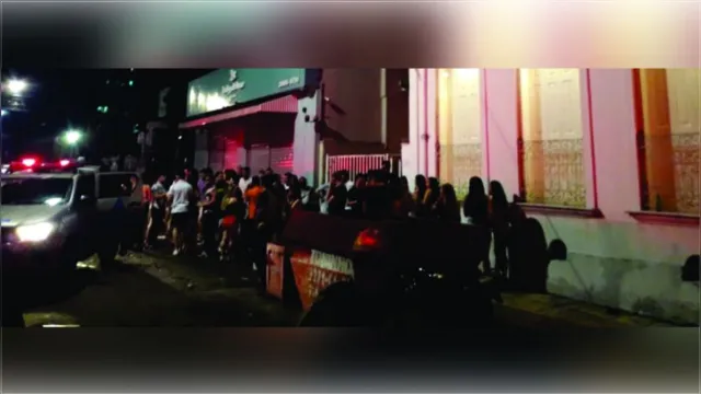 Imagem ilustrativa da notícia Vídeos: PM fecha bar com aglomeração no Reduto