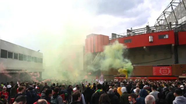Imagem ilustrativa da notícia Torcedores invadem estádio e clássico inglês é adiado
