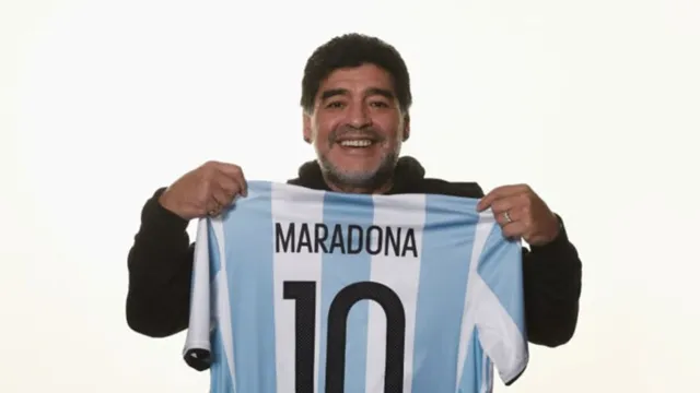 Imagem ilustrativa da notícia Maradona recebe homenagem no Brasil. Veja o vídeo!