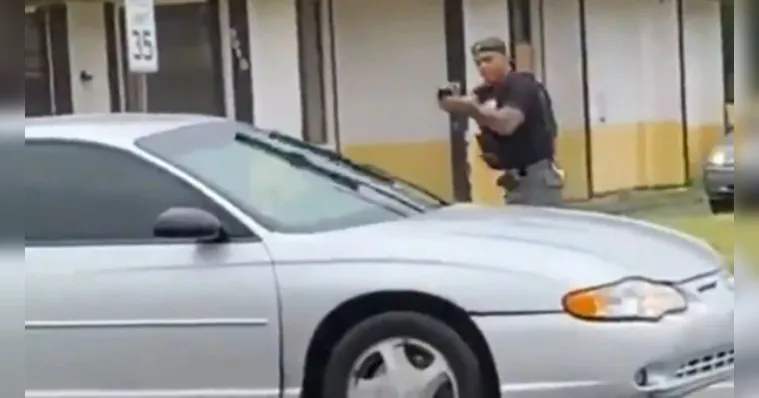 Imagem ilustrativa da notícia Vídeo: policial chora após matar mulher que atirou nele