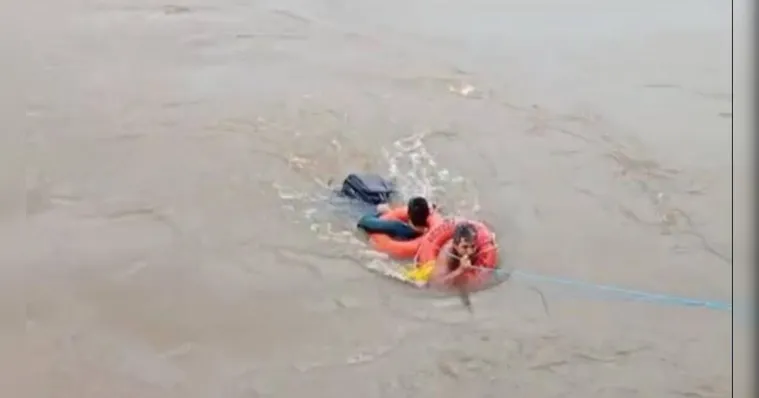 Imagem ilustrativa da notícia Vídeo: Embarcação naufraga e professor é resgatado no Pará