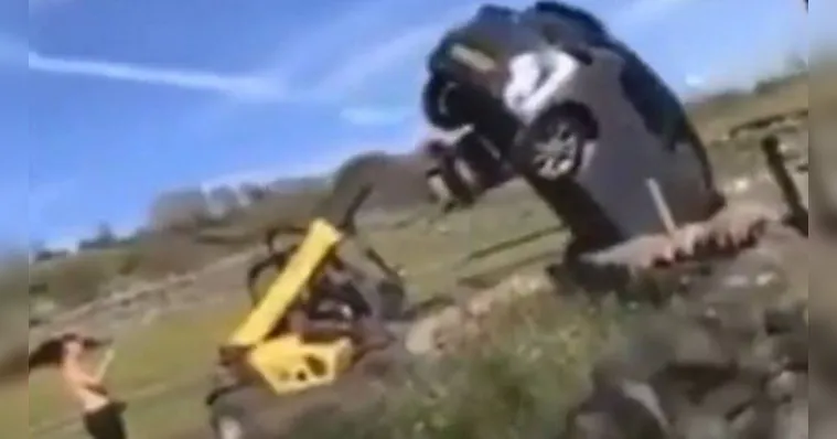 Imagem ilustrativa da notícia Homem desobstrui garagem jogando empilhadeira contra carro