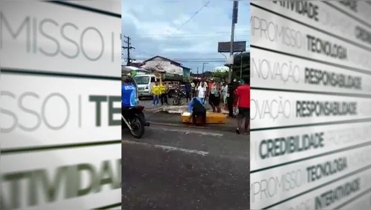 Imagem ilustrativa da notícia Vídeo: caixão escorrega de carro e cai na pista no Pará