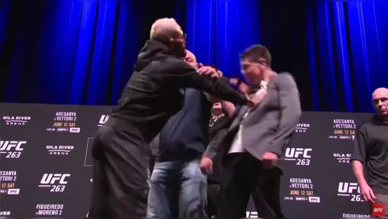 Imagem ilustrativa da notícia Vídeo: Deiveson empurra rival antes de luta: "fala muito"