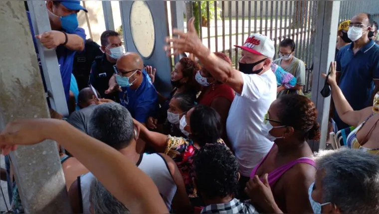 Imagem ilustrativa da notícia Público causa confusão antes de vacinação em Belém. Veja