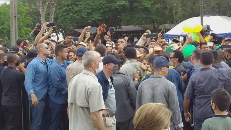 Imagem ilustrativa da notícia Bolsonaro manda tirar grade de proteção e aglomera em Marabá