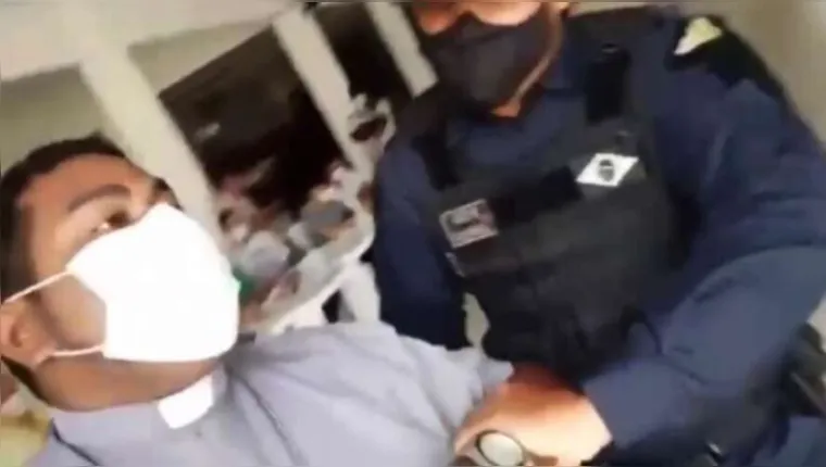 Imagem ilustrativa da notícia Vídeo: padre acusa enfermeira de não querer vaciná-lo