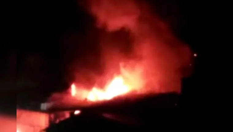 Imagem ilustrativa da notícia Incêndio destrói casa no bairro da Sacramenta