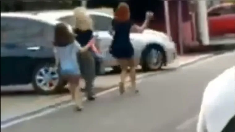 Imagem ilustrativa da notícia Mulher flagra e apedreja carro do marido na saída de motel 