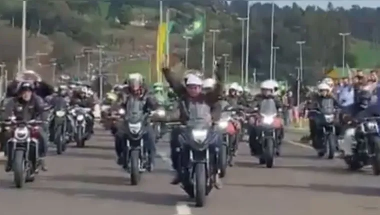 Imagem ilustrativa da notícia Bolsonaro aglomera durante “motociata” em Santa Catarina