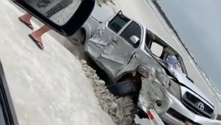 Imagem ilustrativa da notícia Vídeo: mar "devolve" carro que ficou atolado em Salinas