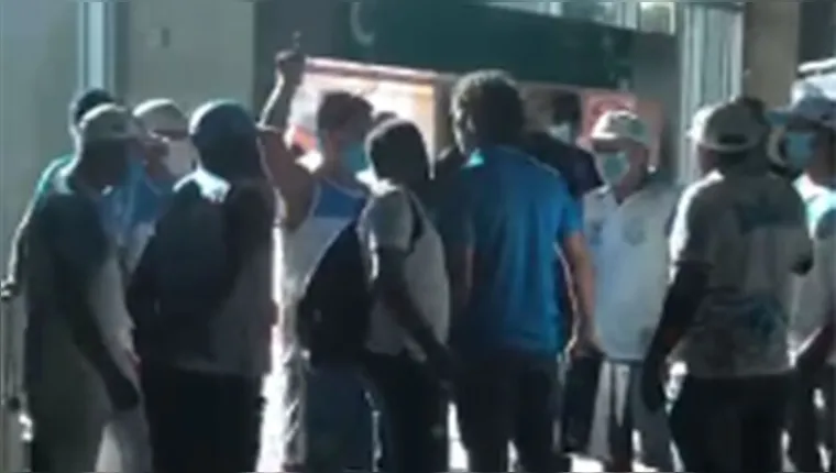 Imagem ilustrativa da notícia Terror Bicolor ataca Paysandu no aeroporto. Veja o vídeo