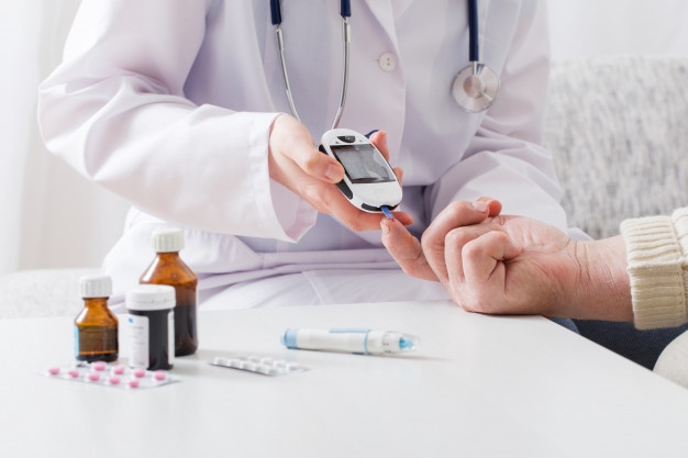 Desde o surgimento da pandemia, há mais de um ano, o que já foi possível constatar é que um paciente diabético pode apresentar maiores chances de desenvolver maior gravidade em caso de infecção pelo novo coronavírus.