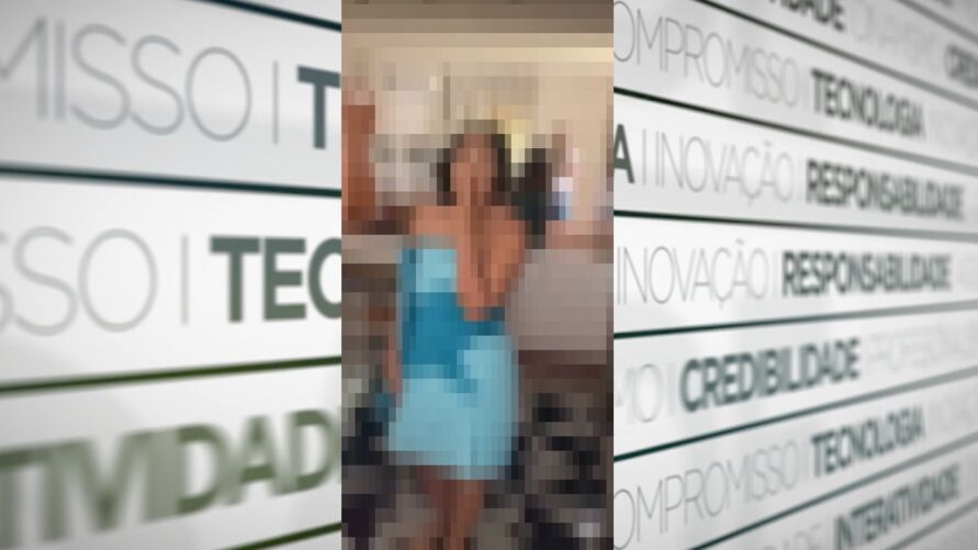 Maridou encontrou a mulher só enrolada no lençol