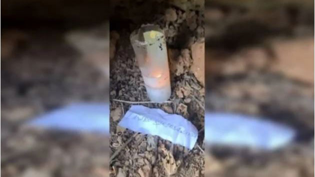 Em diversos pontos dentro da mata, foram encontradas velas de sete dias, com algumas oferendas e até pedaços de papel com o nome completo do criminoso