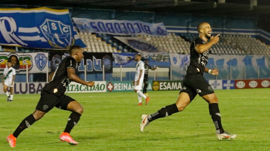 Gabriel Barbosa em seu terceiro gol pelo Papão.