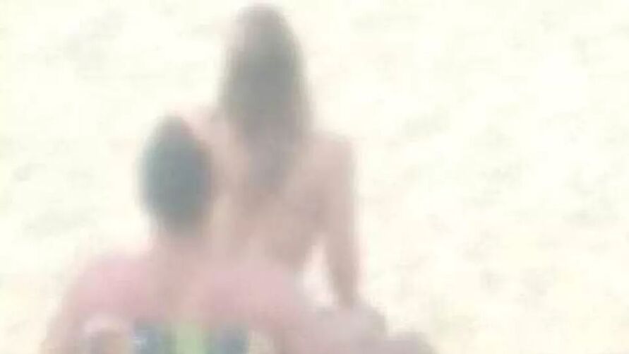 Casal foi advertido por guardas após cerna de sexo na praia. Casal foi advertido por guardas após cerna de sexo na praia.