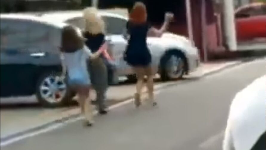 Fato foi filmado por ocupantes de outro carro