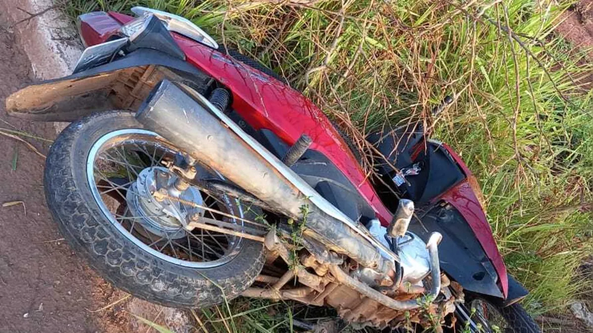 Imagem ilustrativa da notícia Jovem perde controle de moto e morre ao colidir com poste